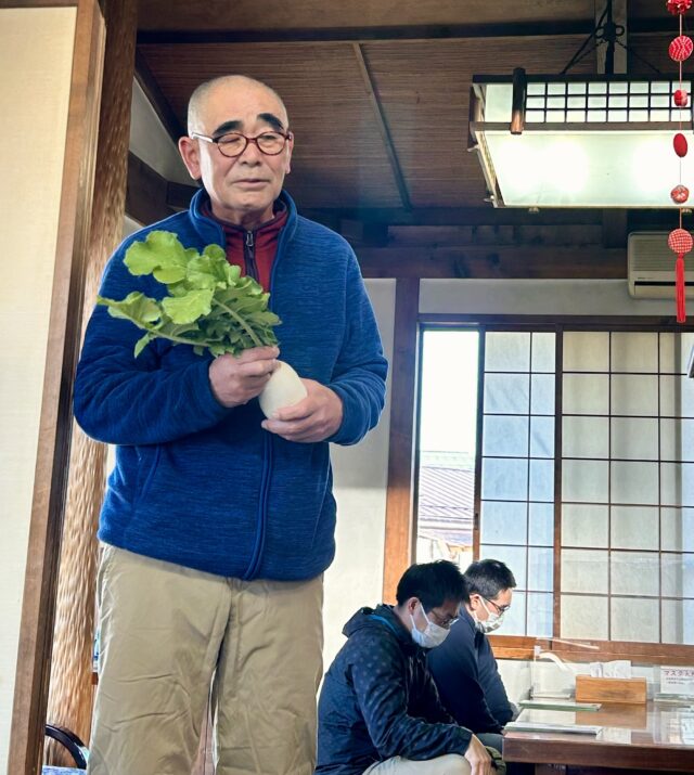 横澤芳一さんのご挨拶。
ハリ良くみずみずしい花作大根を手に！